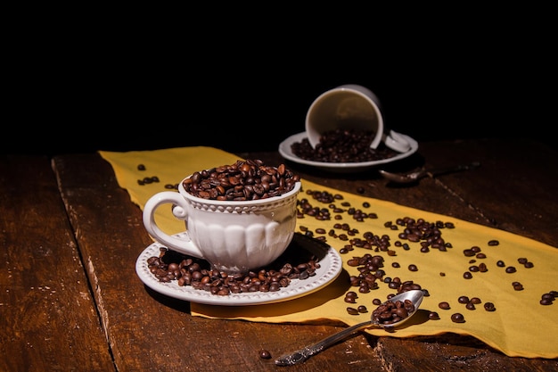 Una tazza di chicchi di caffè