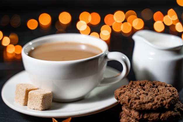 Una tazza di cioccolata calda con pan di zenzero