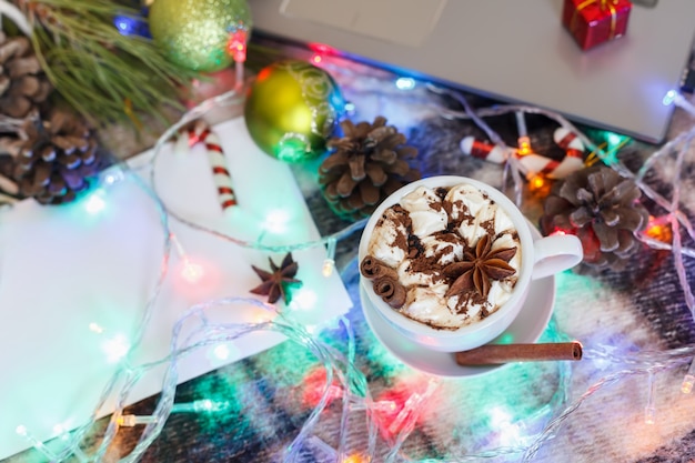 Una tazza di cioccolata calda e marshmallow nella decorazione natalizia. Anno nuovo sfondo