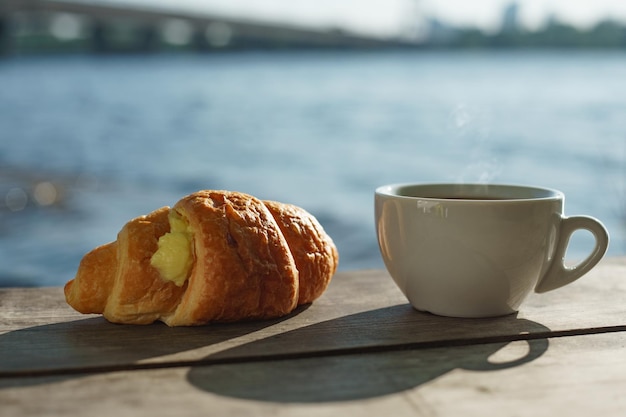 Una tazza di delizioso caffè aromatico sul tavolo