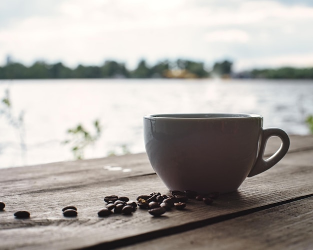 Una tazza di delizioso caffè aromatico sul tavolo