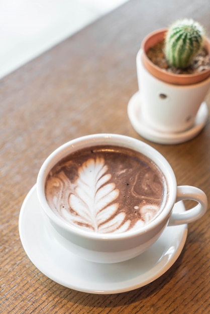 una tazza di latte al cioccolato