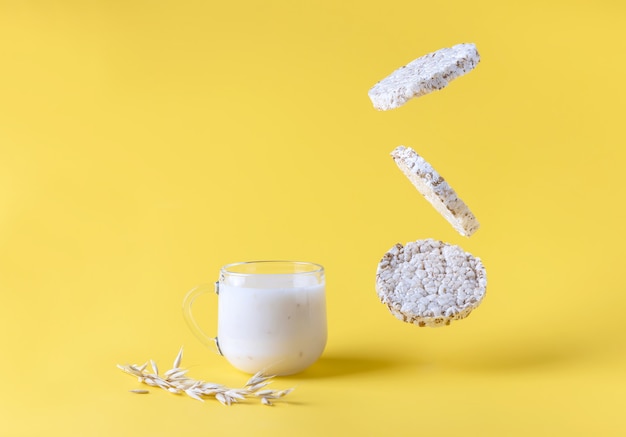 Una tazza di latte d'avena e cracker multicereali