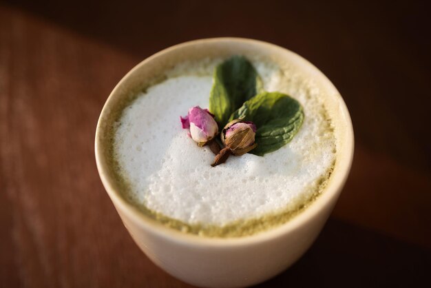 Una tazza di latte verde tè matcha