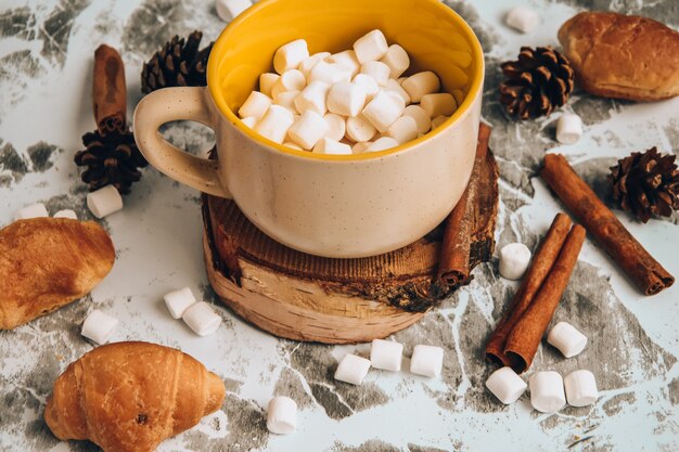 Una tazza di natale capodanno deliziosa cioccolata calda e cacao con marshmallow cosparsi di cacao...