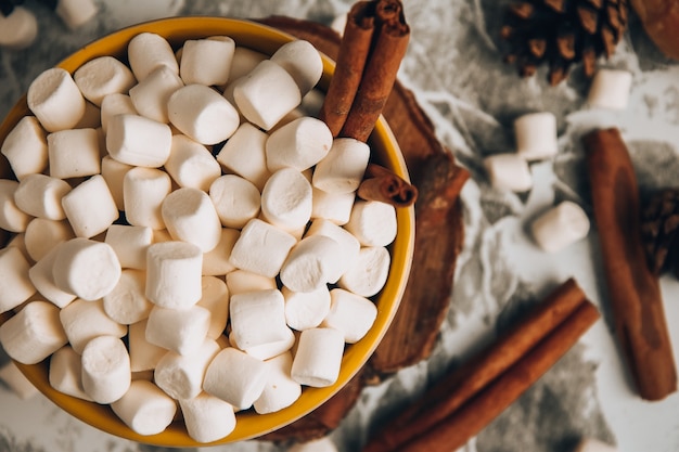 Una tazza di natale capodanno deliziosa cioccolata calda e cacao con marshmallow cosparsi di cacao...