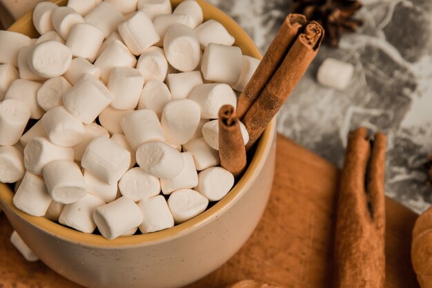 Una tazza di natale capodanno deliziosa cioccolata calda e cacao con marshmallow cosparsi di cacao...