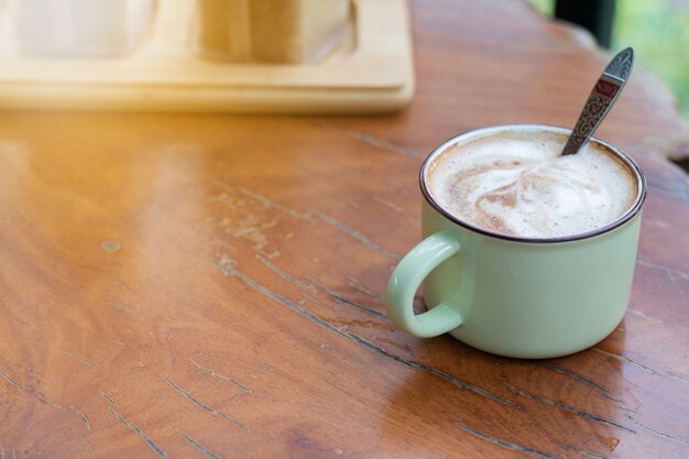 Una tazza di Piccolo Latte sullo scrittorio di legno, tempo di rilassamento o tempo di pausa del caffè durante il giorno del lavoro