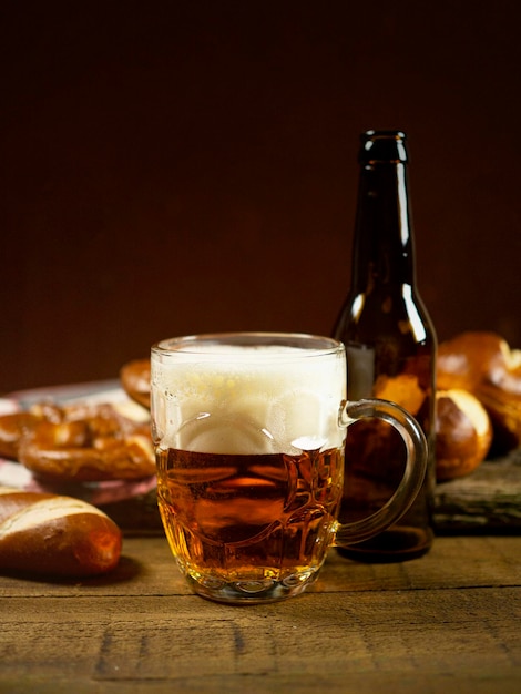 Una tazza di pretzel di pane alla birra