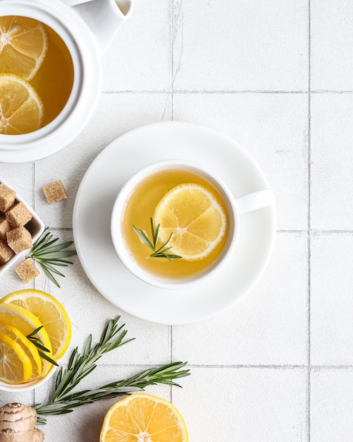 Una tazza di tè al limone con una fetta di limone in cima copia spazio