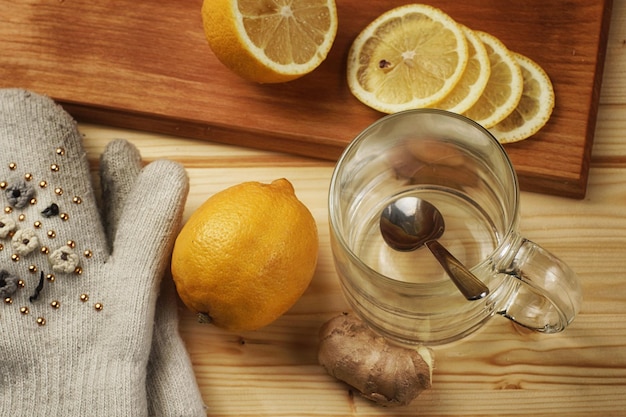 Una tazza di tè al limone e zenzero