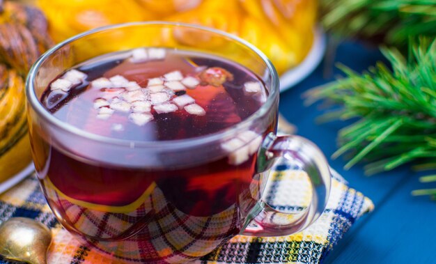 Una tazza di tè alla frutta sullo sfondo di dolci fatti in casa