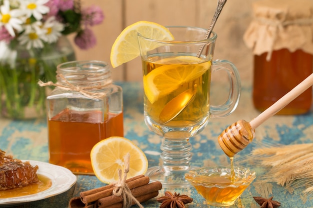 Una tazza di tè con limone e miele