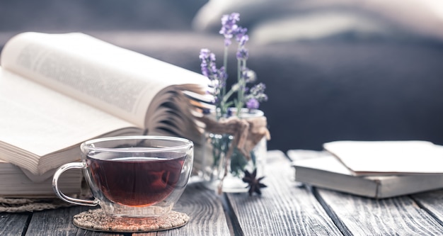 una tazza di tè con un libro all'interno