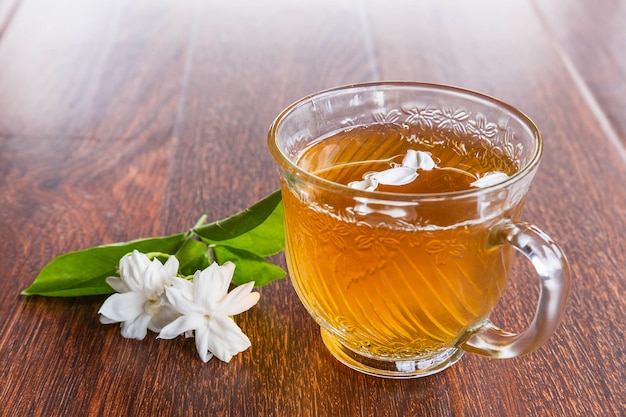 Una tazza di tè e fiori sul tavolo