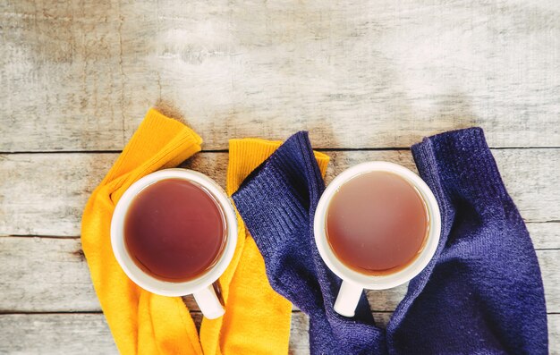 Una tazza di tè e un accogliente sfondo autunnale. Messa a fuoco selettiva