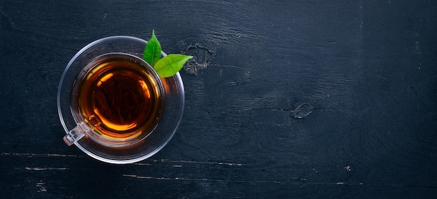 Una tazza di tè nero su uno sfondo di legno Vista dall'alto Copia spazio