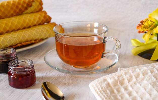 una tazza di tè su uno sfondo chiaro con cialde di latte condensato