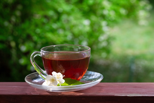 Una tazza di tè, una serie di fiori di gelsomino.