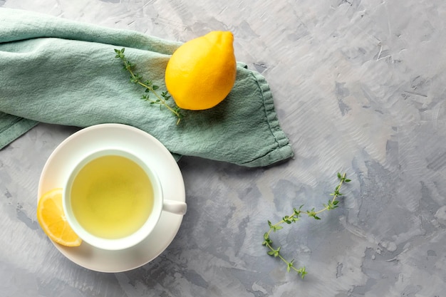 Una tazza di tè verde con limone e timo sparato dall'alto con spazio di copia