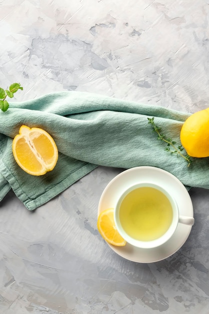 Una tazza di tè verde con limoni ed erbe shot dall'alto con spazio di copia rimedi naturali per il raffreddore