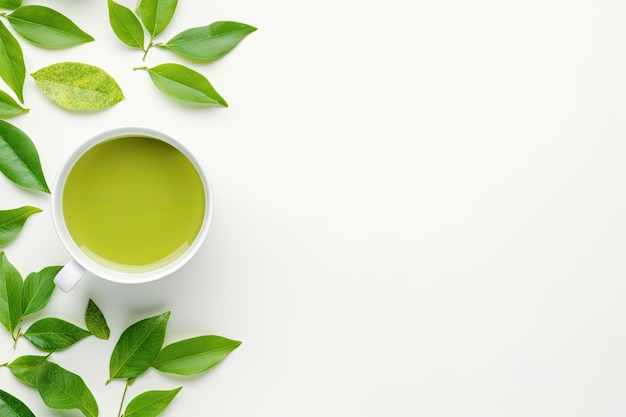 Una tazza di tè verde leggero sano con foglie verdi fresche