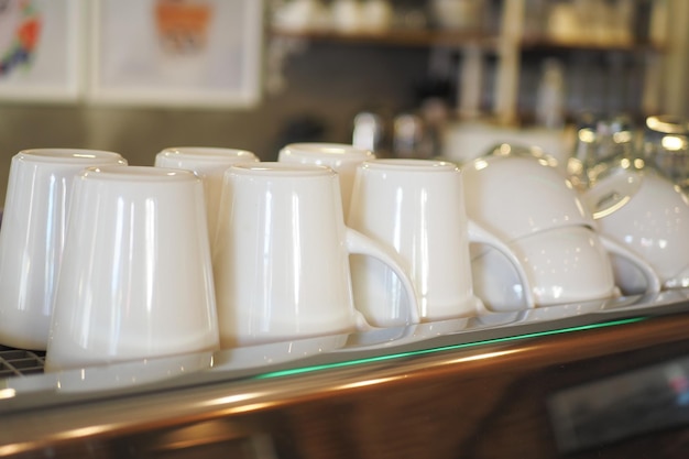 Una tazza di tè vuota in ceramica bianca sul tavolo