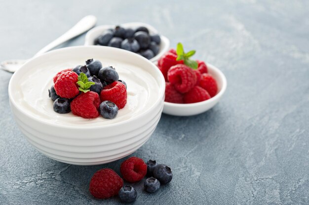 Una tazza di yogurt greco sano con bacche