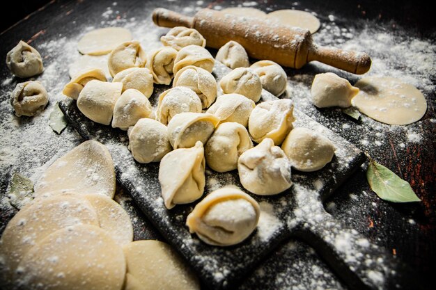 Una teglia di pasta con un mattarello sul lato