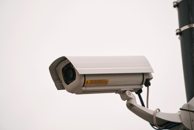 Una telecamera di sicurezza bianca con un adesivo giallo che dice "non usare la telecamera"
