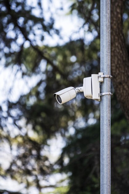 Una telecamera di sorveglianza attaccata