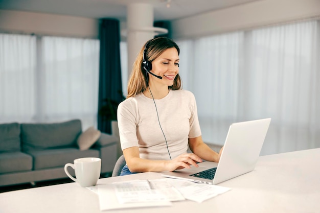 Una telelavoratrice che lavora dalla sua accogliente casa