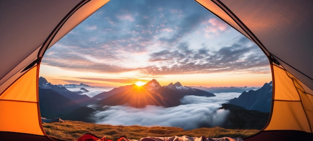 Una tenda da campeggio in un tramonto di montagna naturale o vista dell'alba dall'interno della tenda