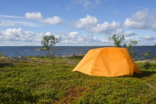 Una tenda in riva al mare