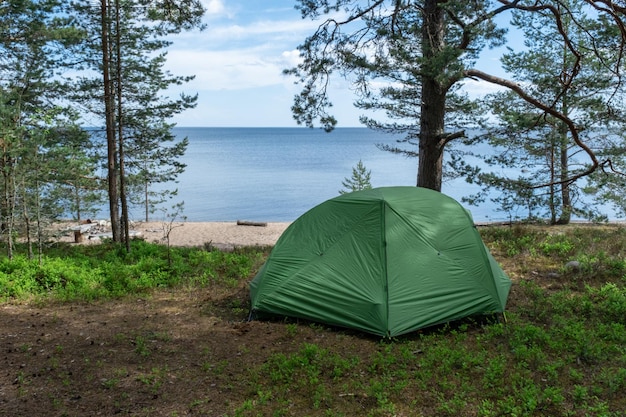 Una tenda verde per le escursioni in riva al lago Un luogo tranquillo per rilassarsi e distendersi Gite di fine settimana