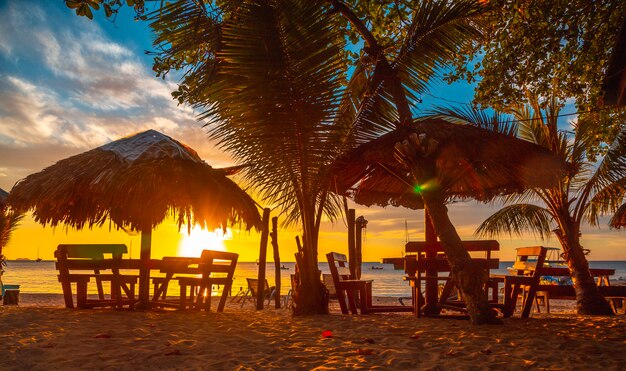 Una terrazza sulla spiaggia al tramonto da West End Beach, Roatan Island. Honduras