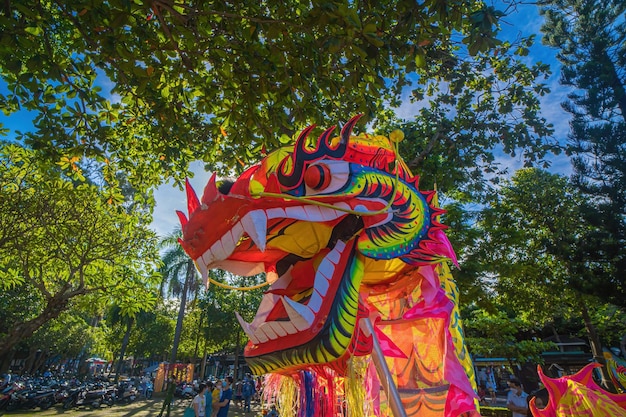 Una testa della danza del drago cinese nel festival del capodanno cinese Danza del leone e del drago durante la celebrazione del capodanno cinese Un gruppo di persone esegue una danza tradizionale del leone