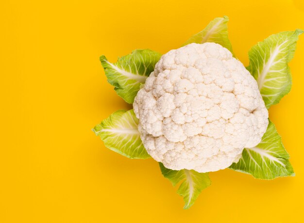 Una testa di cavolfiore fresco. Alimentazione sana e vegetarismo. Colore di sfondo.