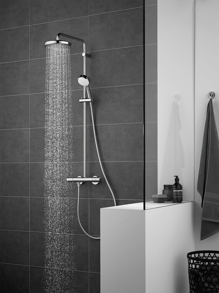 Foto una testa di doccia con un tubo d'acqua e un rubinetto in un bagno