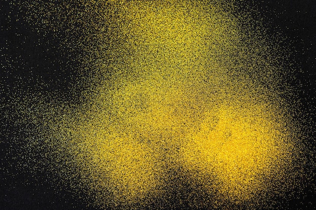 Una texture minima di sabbia dorata su sfondo nero