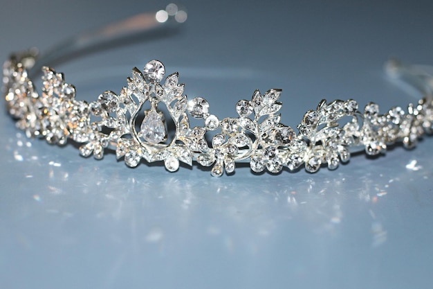 Una tiara con sopra un diamante