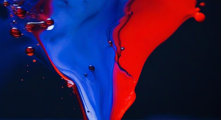 Foto una tintura blu e rossa si riflette nell'acqua