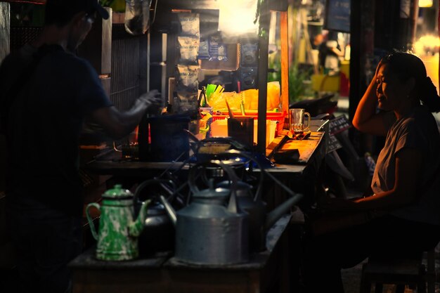 Una tipica bancarella buia e economica a Yogyakarta chiamata Angkringan 1 febbraio 2024