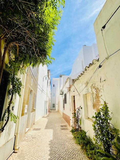 Una tipica strada di Olhao, una città della regione dell'Algarve, in Portogallo