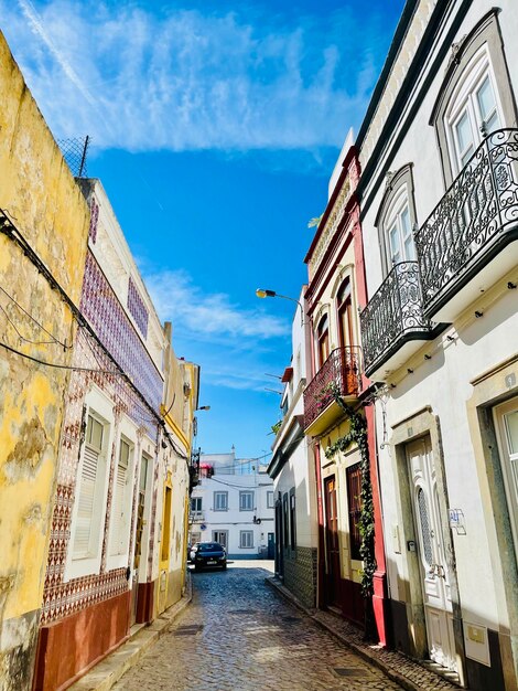 Una tipica strada di Olhao, una città della regione dell'Algarve, in Portogallo