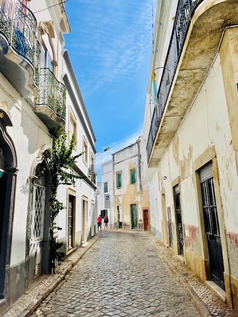 Una tipica strada di Olhao, una città della regione dell'Algarve, in Portogallo