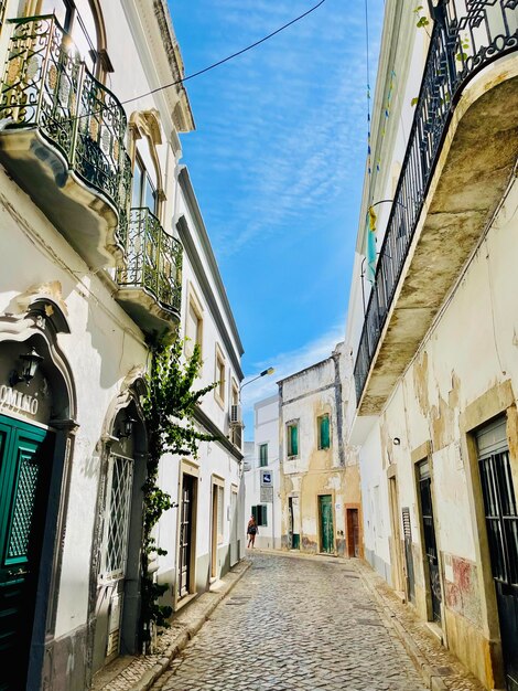 Una tipica strada di Olhao, una città della regione dell'Algarve, in Portogallo