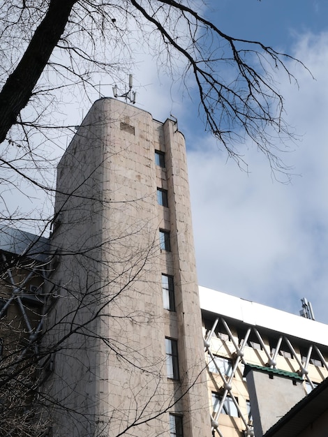 una torre alta con un ponte sullo sfondo