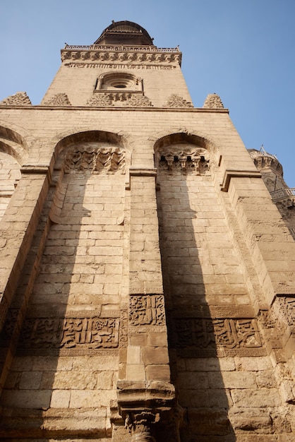 Una torre con scritte arabe sul lato