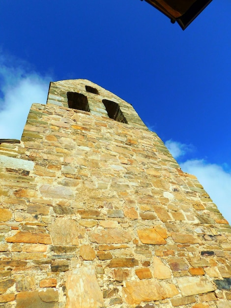 Una torre con un cielo blu sullo sfondo